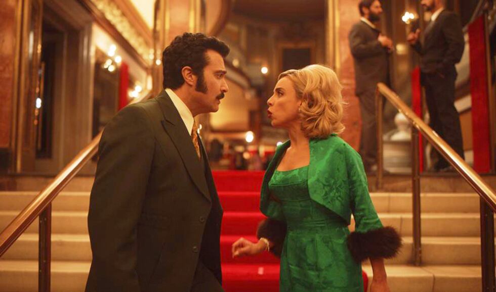 En esta imagen proporcionada por Caracol Televisión, Jaime Camil, izquierda, y Marcela Guirado...