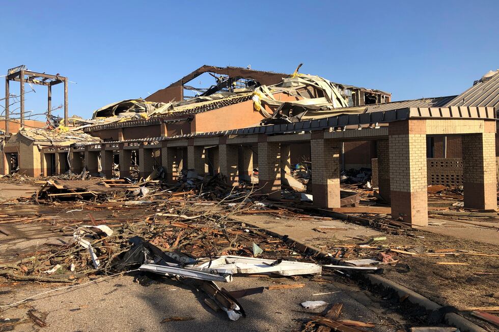 Daños en la escuela secundaria de Wynne, Arkansas, causado por un tornado el sábado 1 de abril...