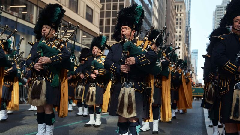 Gaiteros desfilan por la Quinta Avenida durante el Desfile del Día de San Patricio el sábado...