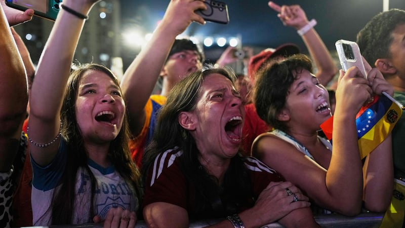 Aficionados de Venezuela celebran la victoria de su país contra Estados Unidos en el Clásico...