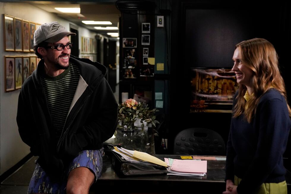 Esta imagen publicada por NBC muestra al actor y cantante Bad Bunny, a la izquierda, y a la...