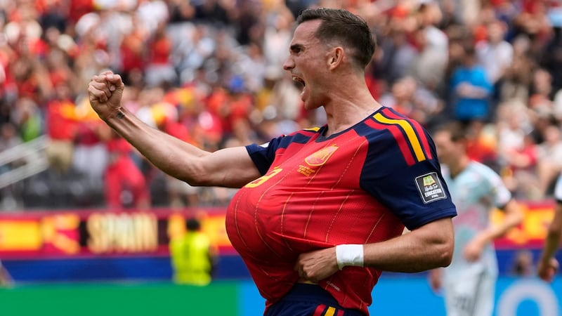 Fabián Ruiz, de España, festeja su tanto ante Bélgica en el encuentro de cuartos de final de...
