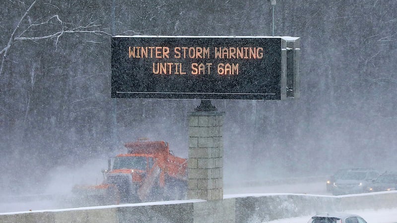 Debido al ciclón bomba en Estados Unidos 2022, los vehículos particulares y cuadrillas de...