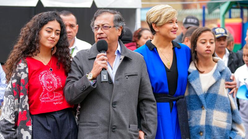 El candidato presidencial por el Pacto Histórico, Gustavo Petro, toma la mano de su esposa...