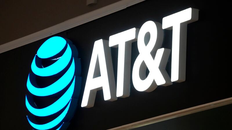 ARCHIVO - Un anuncio de la compañía de telecomunicaciones AT&T es exhibido en unas de sus...
