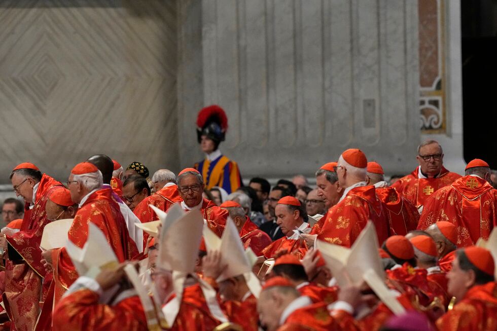 Cardenales llegan a la última misa previa al cónclave del que saldrá el nuevo papa, en la...