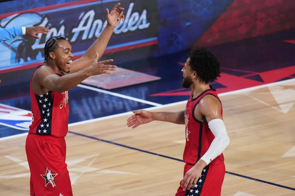Scottie Barnes, izquierda, del equipo de Estrellas, celebra con Cade Cunningham después de...