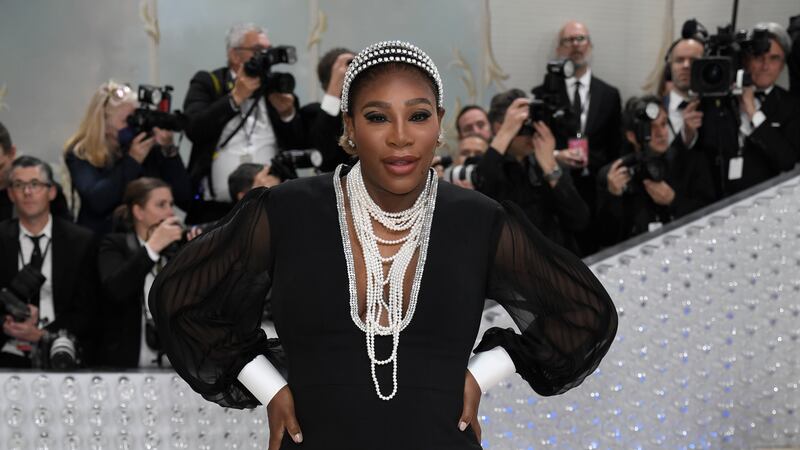 Serena Williams llega a la gala del Instituto del Vestido del Museo Metropolitano de Arte para...