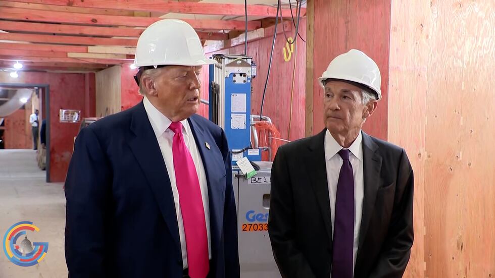El presidente Donald Trump y el presidente de la Reserva Federal, Jerome Powell, durante una...
