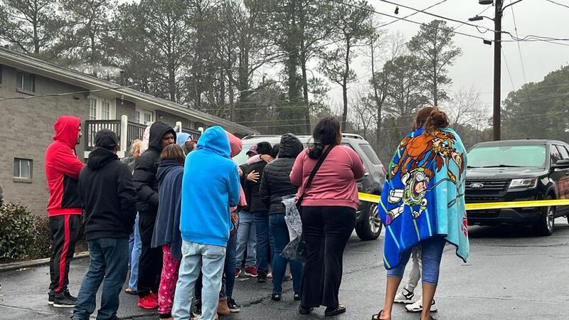 Familiares del fallecido lloraban desconsolados afuera del edificio de apartamentos