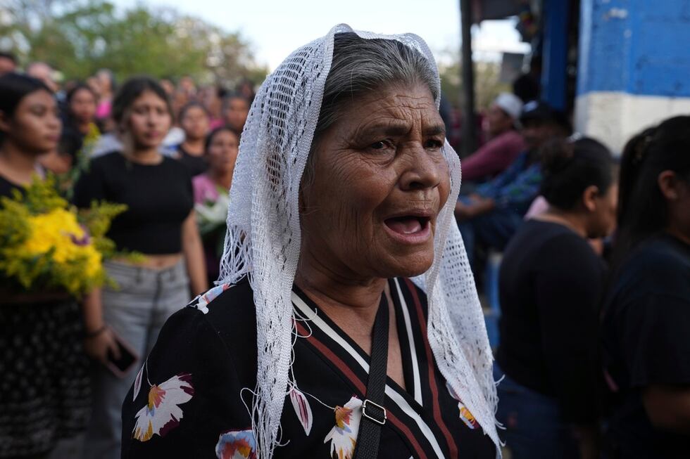 Una mujer en el entierro de las víctimas del accidente de autobús, en Santo Domingo Los...