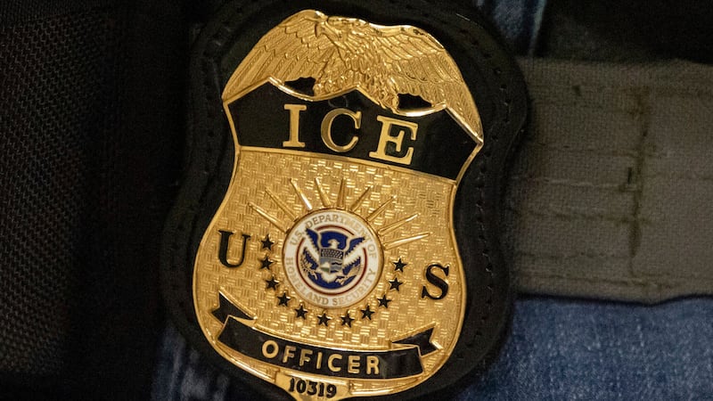 ARCHIVO – Un agente federal porta una placa del Servicio de Inmigración y Control de Aduanas...