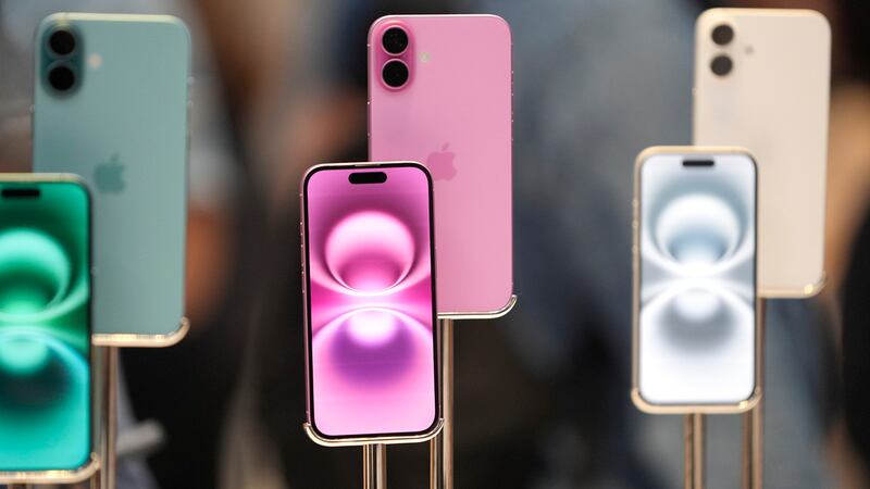 Teléfonos iPhone 16 exhibidos en la tienda Apple de la 5ta Avenida, en Nueva York, el 20 de...