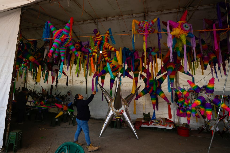 Las piñatas, una tradición que pinta de color y alegría las navidades mexicanas