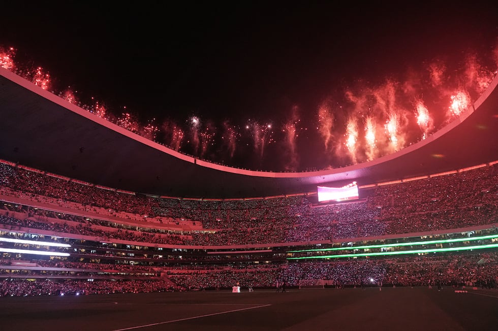 ARCHIVO - Despliegue de fuegos artificiales durante el descanso del partido amistoso entre...