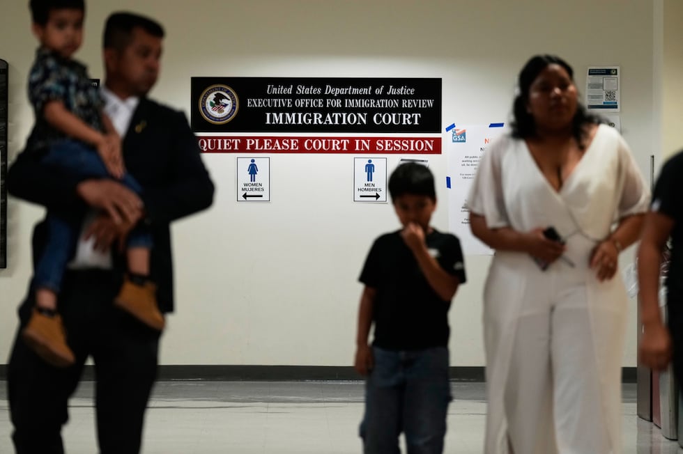 Personas llegan a una audiencia migratoria, el 27 de julio de 2026, en Nueva York. (AP...