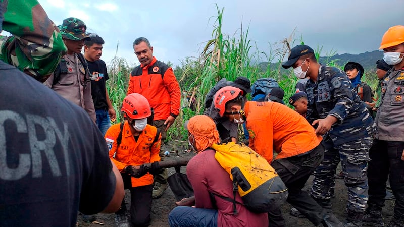 En esta imagen publicada por la Agencia Nacional Indonesia de Búsqueda y Rescate (BASARNAS),...