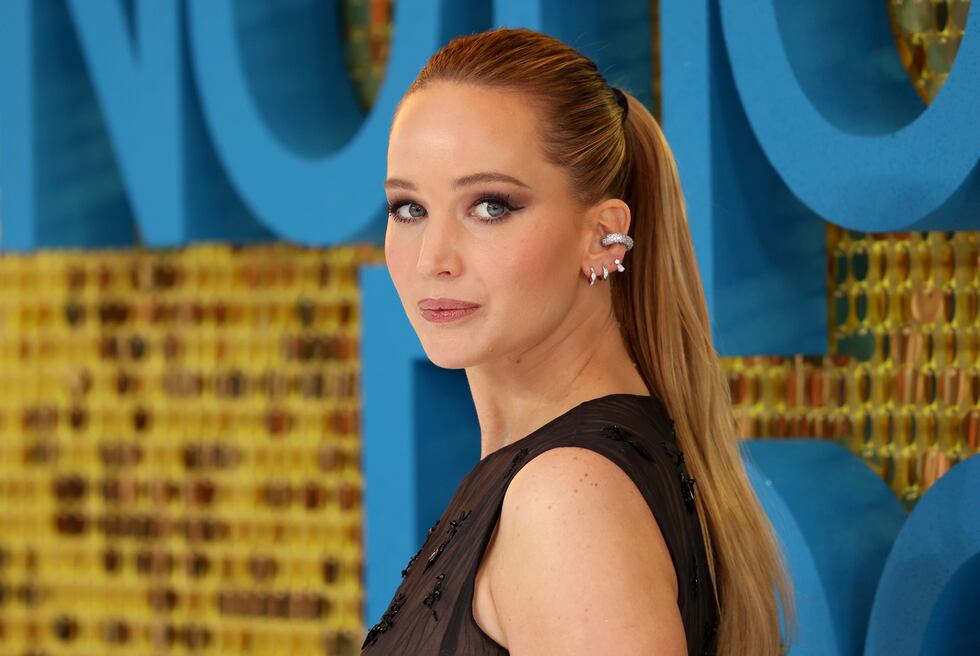 Jennifer Lawrence posa a su llegada al estreno de "No Hard Feelings" en Londres el 12 de junio...