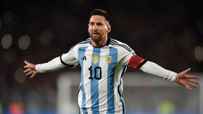 Lionel Messi celebra tras anotar un gol de tiro libre para Argentina ante Ecuador durante el...