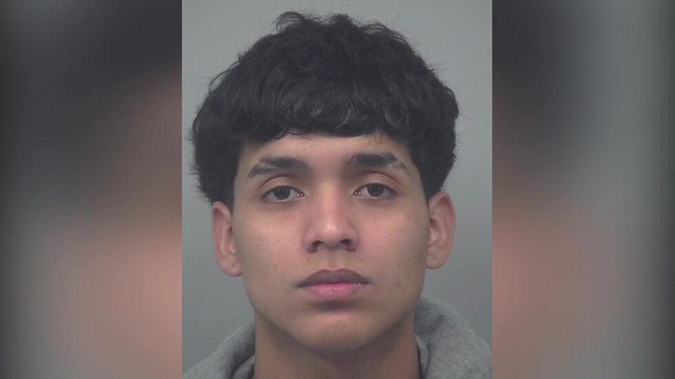 Telemundo Atlanta obtuvo la foto del fichaje del joven.