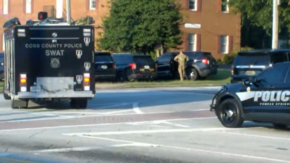 El equipo SWAT Powder Springs llegó a la vivienda en busca del sospechoso.