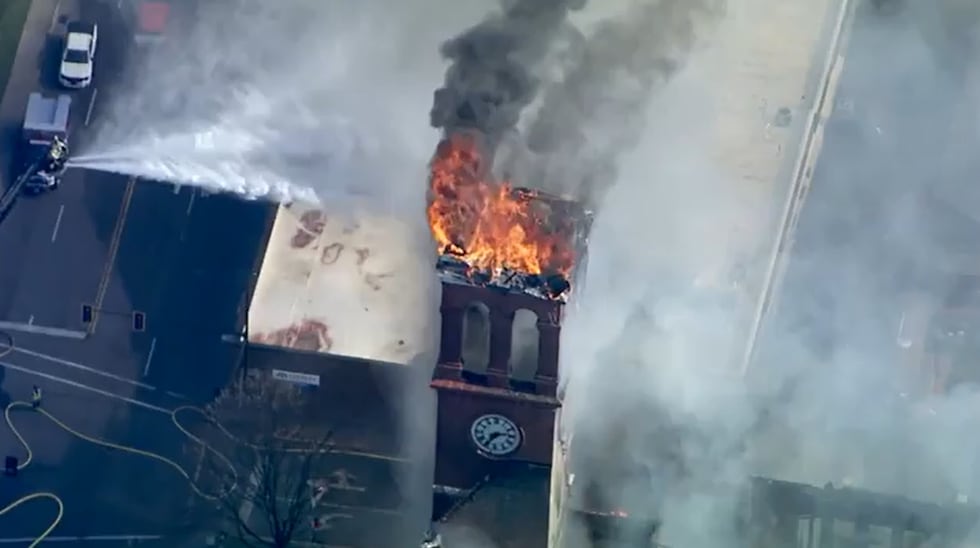 Los bomberos declararon el edificio pérdida total.