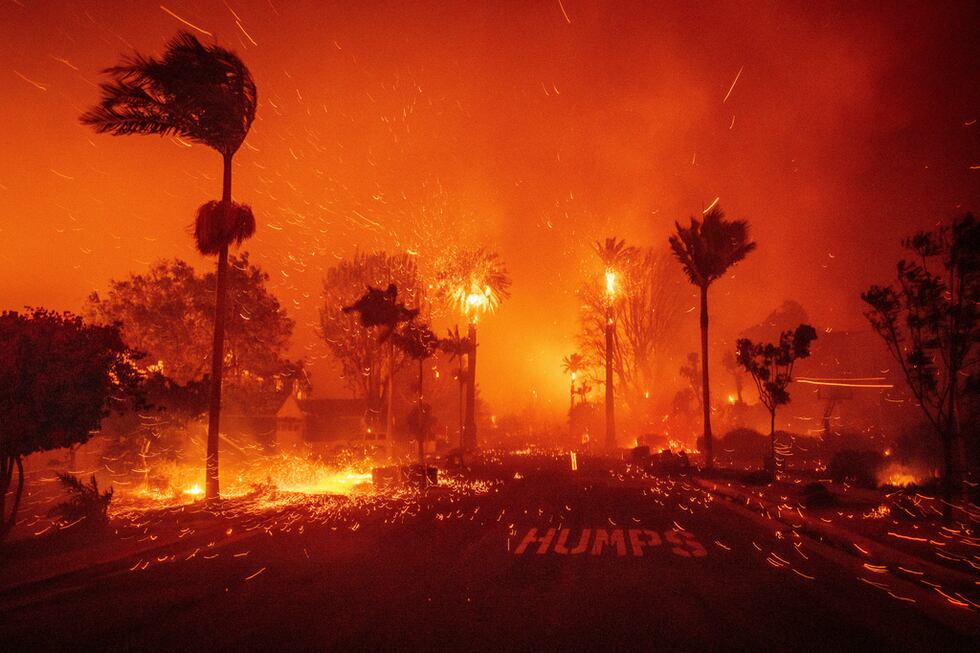 Miles huyen de los incendios descontrolados en California; reportan dos muertos
