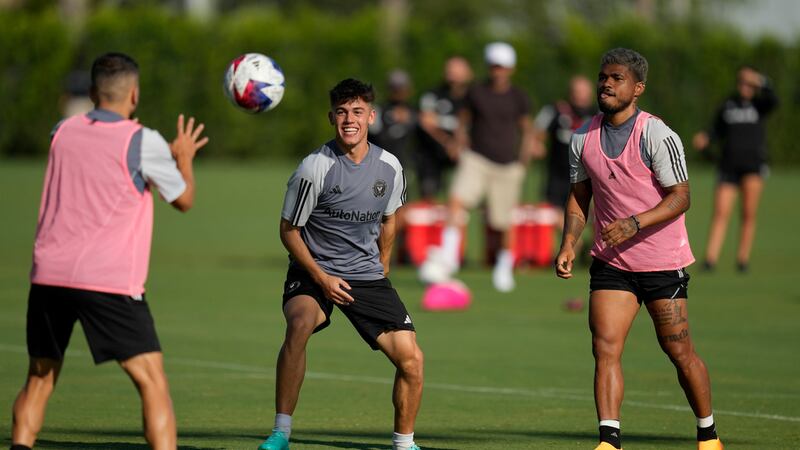 En esta foto del 1 de agosto de 2023, Diego Gómez y el venezolano Josef Martínez participan en...