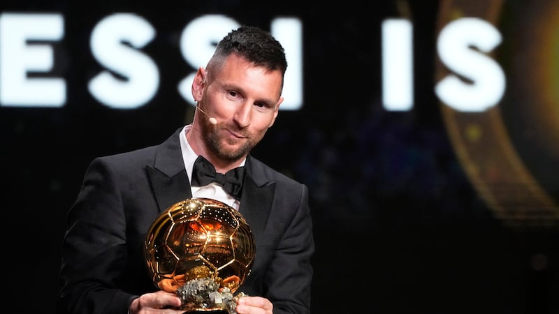 El argentino Lionel Messi del Inter Miami recibe el Balón de Oro 2023 al mejor futbolista del...