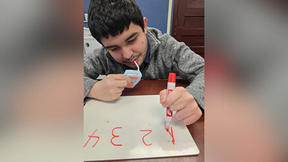 Esta imagen provista por la tía, Ana Vázquez, muestra a Víctor Pérez.