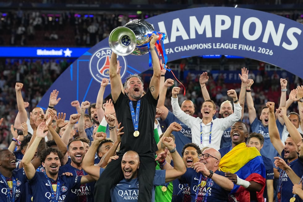 El técnico Luis Enrique alza el trofeo tras la victoria del Paris Saint-Germain en la final de...