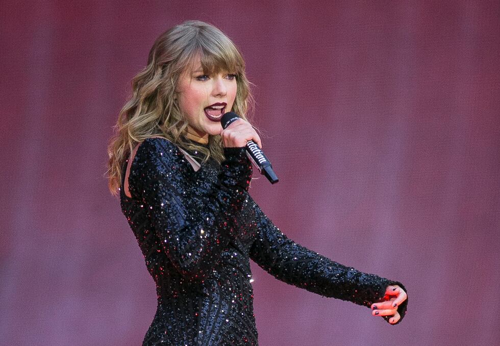 ARCHIVO - La cantante Taylor Swift actúa en el estadio de Wembley, Londres, 22 de junio de...