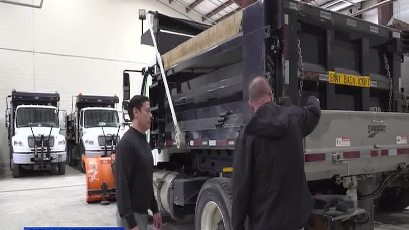 Camiones del condado han estado esparciendo el agua con sal en las carreteras principales para...