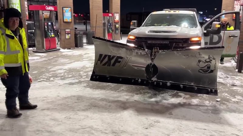 Héroes silenciosos. Cae la noche y son hispanos los que quitan la nieve, el hielo, ponen sal y...