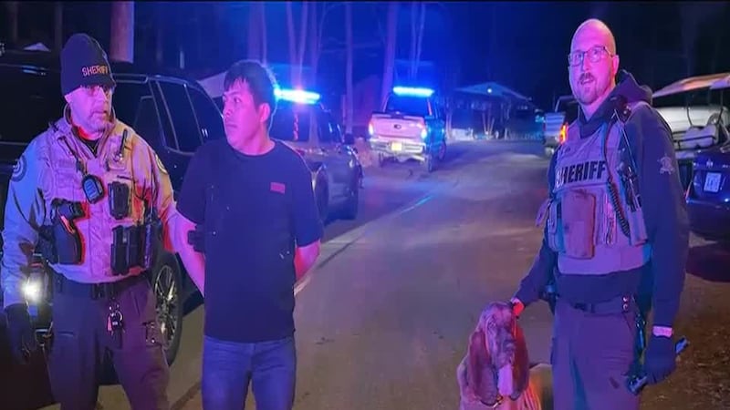 Reginaldo Caal, de origen guatemalteco, se escondió en un colchón abandoando en una zona...