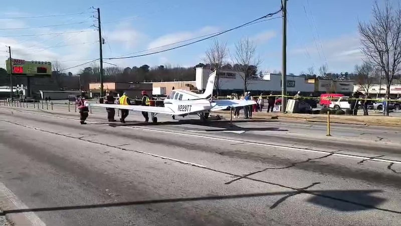 Avioneta se estrella contra varios autos tras aterrizaje de emergencia en Gainesville