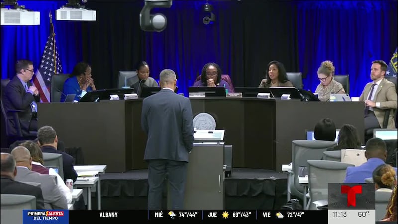 Comisión de DeKalb retira resolución que condenaba a ICE