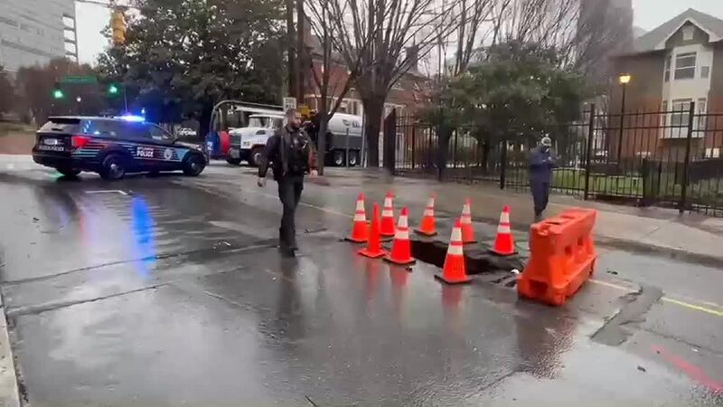 Un pequeño socavón fue reportado en el centro de la ciudad.
