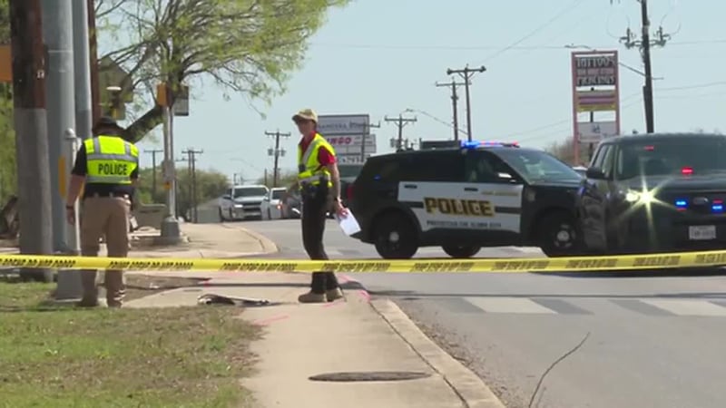 Hispana trabajaba mostrando un cartel publicitario en una banqueta cuando fue embestida por...
