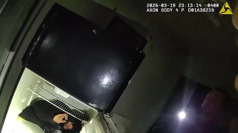 Hallan oculto en un refrigerador a hispano sospechoso de robo