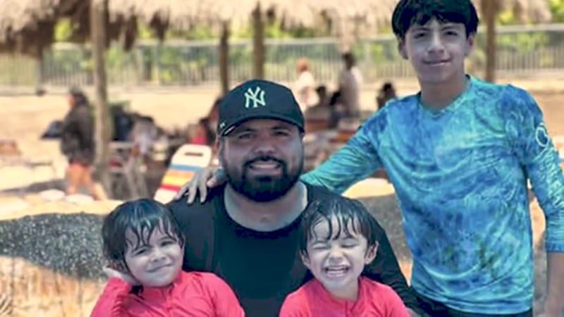 Fue arrestado frente a sus hijos por agentes de inmigración al detener su camioneta. Se...