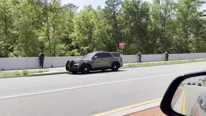 Reportan persecución de sospechoso de asesinato en Cobb