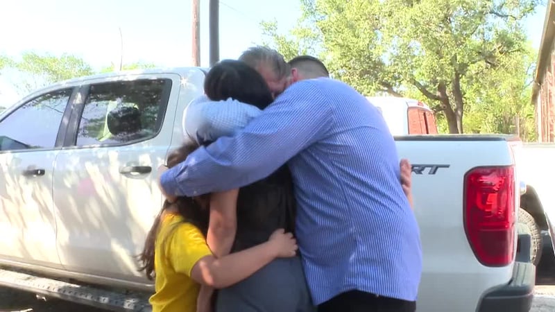 Entre lágrimas y abrazos se reencuentra una familia luego que ICE libera a la madre y sus dos...