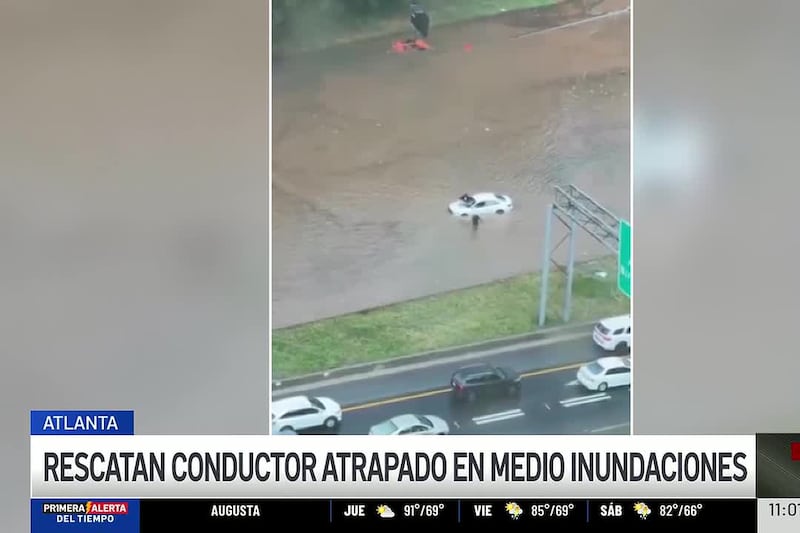 Rescatan a conductor atrapado en medio de inundaciones en Atlanta