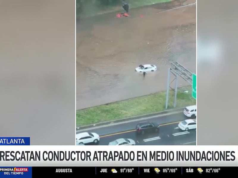 Rescatan a conductor atrapado en medio de inundaciones en Atlanta