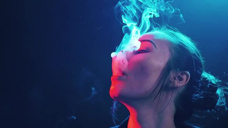 El vapeo o vaping es el uso de un dispositivo llamado cigarrillo electrónico alimentado por...