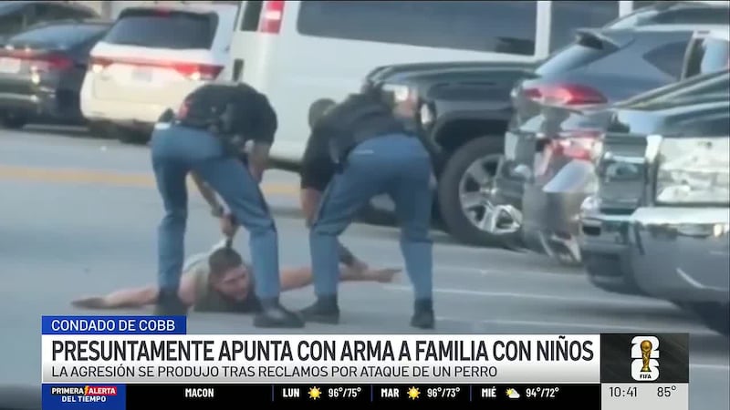 Hispano presuntamente apunta con arma a familia con niños tras reclamos por ataque de perro