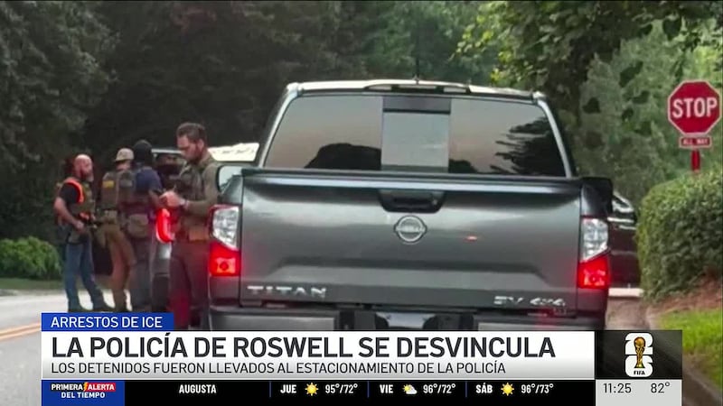 Los familiares de uno de los detenidos siguieron a los agentes para saber adónde los llevaron....