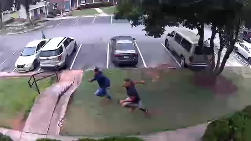Supuestos agentes de ICE arrestan a varias personas en apartamentos en Cobb