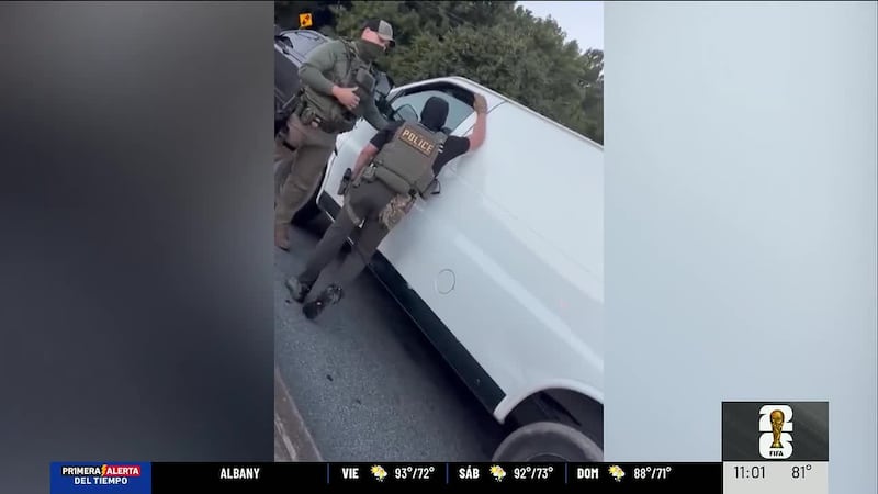 Los masivos arrestos por agentes de ICE fueron reportados desde varios puntos del área...
